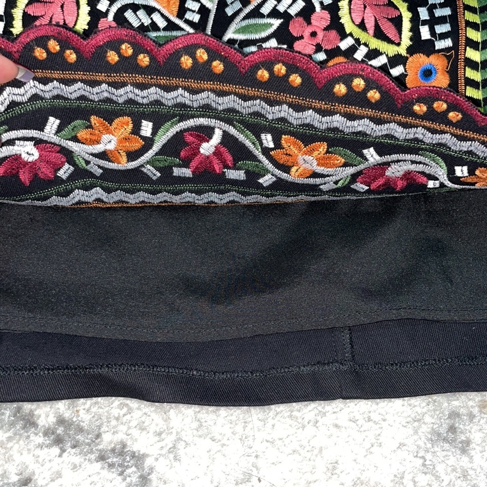 Francesca’s- Embroidered Mini Skirt NWOT - Picture 4 of 4